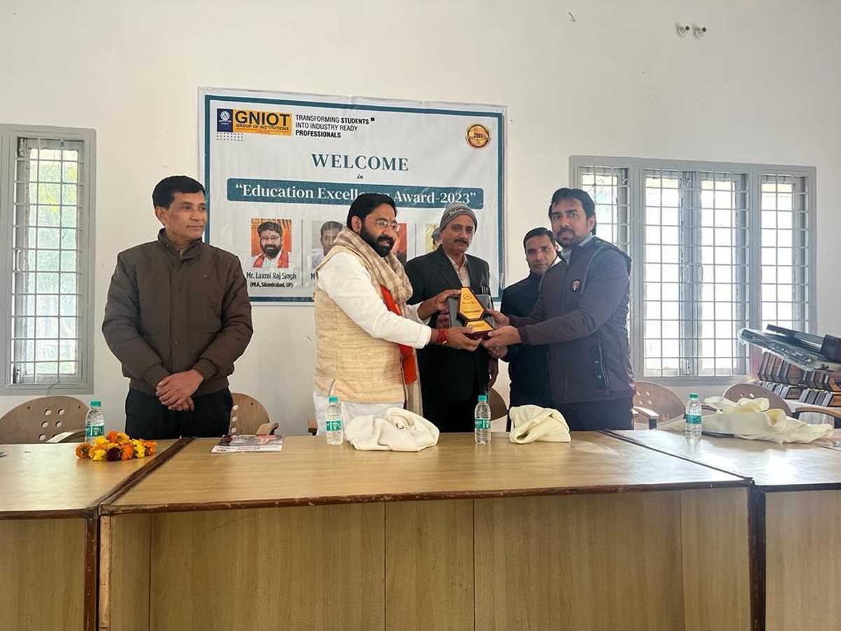 शिक्षा के स्तर को ऊंचा उठाने के लिए मुस्लिम इंटर कॉलेज प्रधानाचार्य को किया सम्मानित